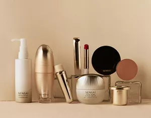 Gamme de produits de soin SENSAI conçus pour limiter l'impact sur l'environnement sur une surface beige sur fond neutre